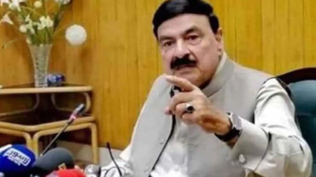 शेख रशीद को गृह मंत्री बनाकर घिरे इमरान