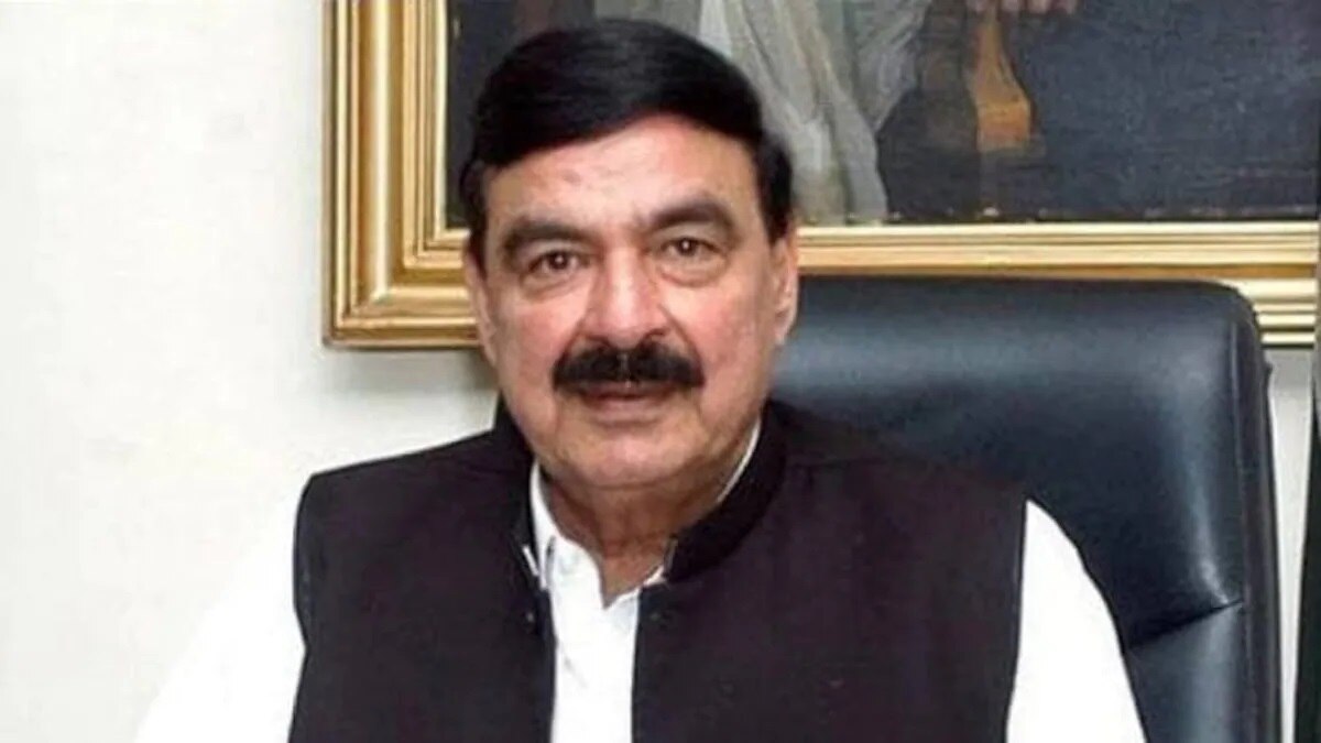 शेख रशीद को गृह मंत्री बनाकर घिरे इमरान