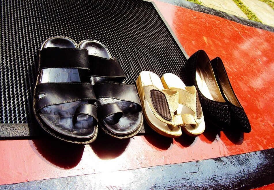 फटे जूते-चप्पल