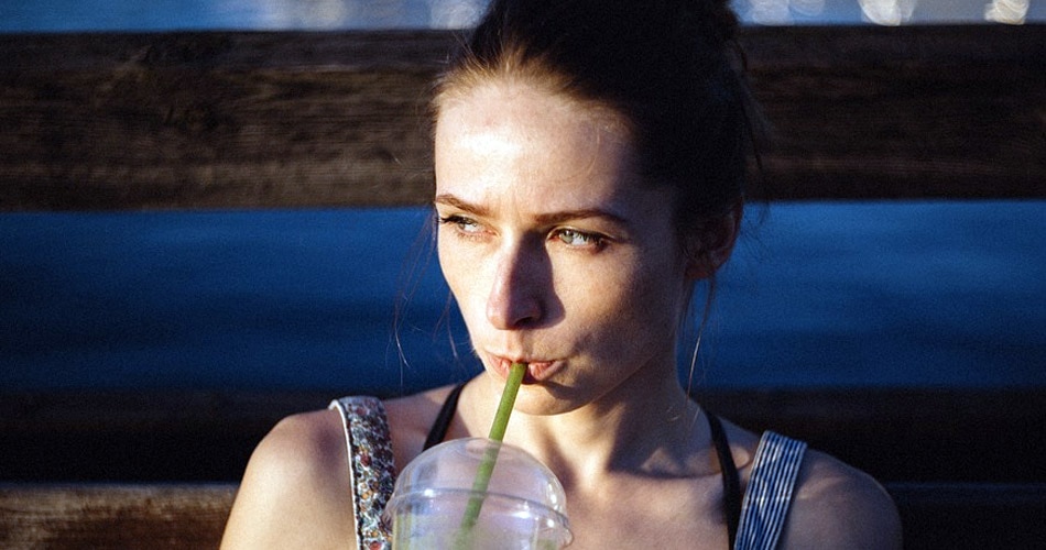 ड्रिंकिंग स्ट्रॉ का इस्तेमाल करें-