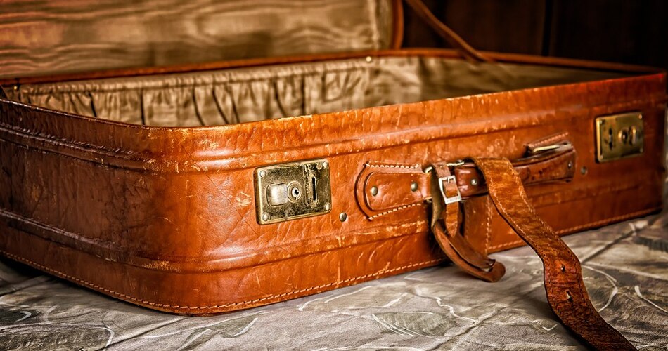 खाली सूटकेस लेकर घूमना