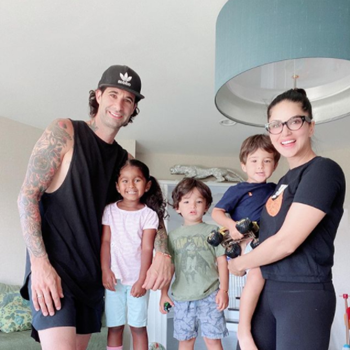 सनी ल‍ियोनी फैम‍िली के साथ 