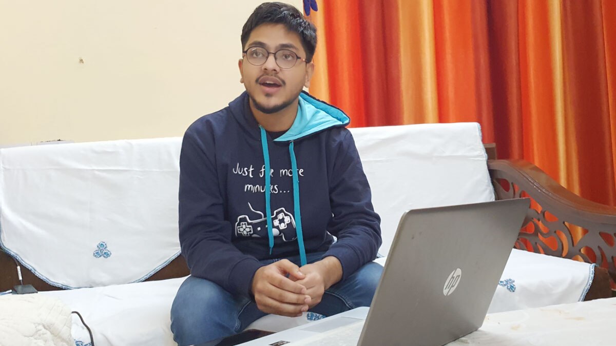 इलेक्ट्रॉनिक इंजीनियर के तृतीय वर्ष के छात्र रोहन दुबे (फोटो आजतक)