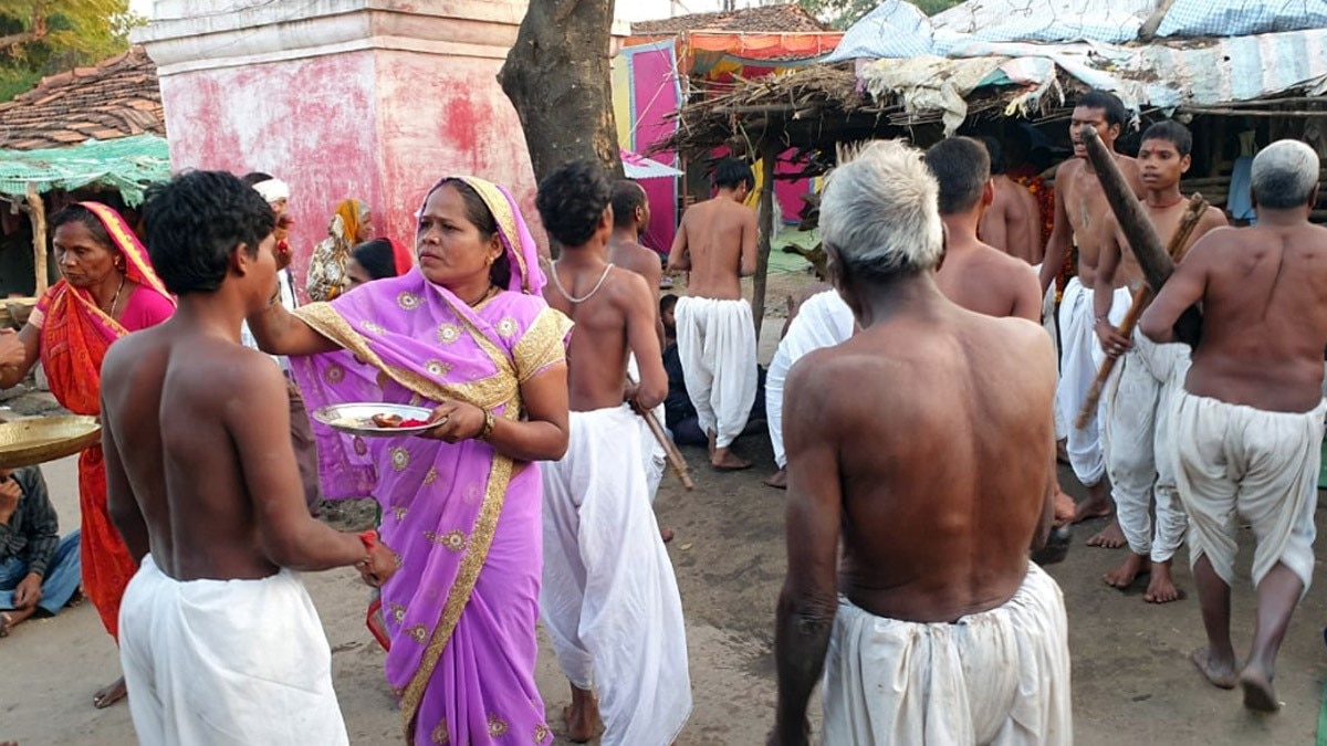 कांटों की सेज पर लेटते हैं रज्जड़ समाज के लोग (फोटो आजतक)