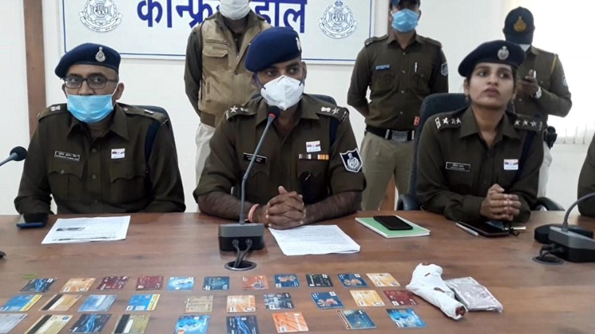 ATM कार्ड बदलकर धोखाधड़ी करने वाले एक अंतरराज्जीय गिरोह के तीन सदस्यों को पुलिस ने पकड़ा ( फोटो आजतक)