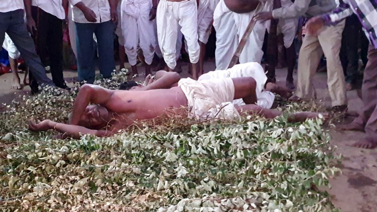 कांटों की सेज पर लेटते हैं रज्जड़ समाज के लोग (फोटो आजतक)