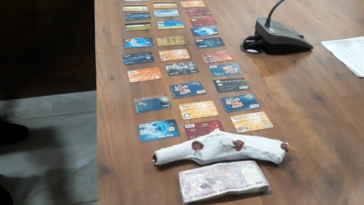 ATM कार्ड बदलकर धोखाधड़ी करने वाले एक अंतरराज्जीय गिरोह के तीन सदस्यों को पुलिस ने पकड़ा (फोटो आजतक)