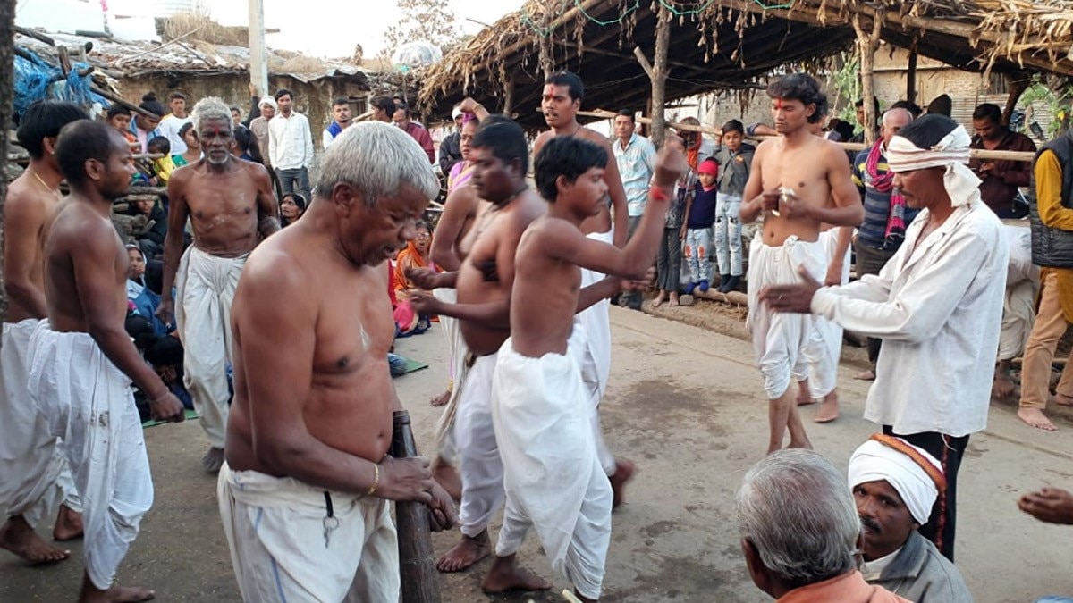 कांटों की सेज पर लेटते हैं रज्जड़ समाज के लोग (फोटो आजतक)