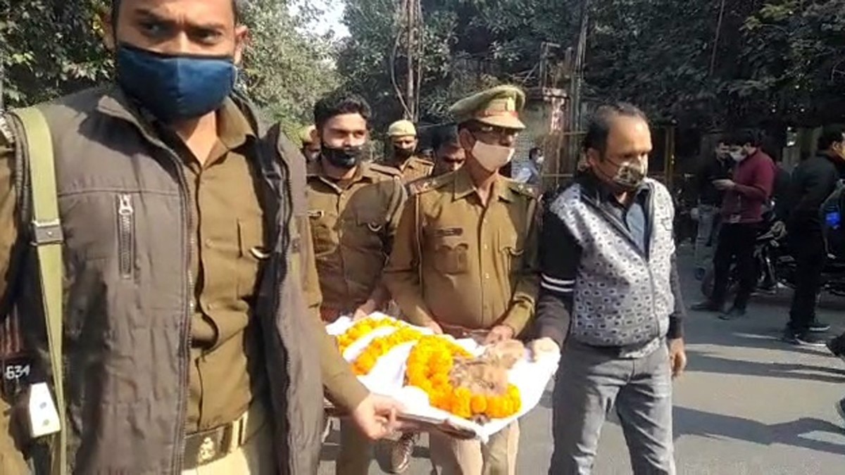 कुत्ते की निकाली अंतिम यात्रा  (फोटो आजतक)