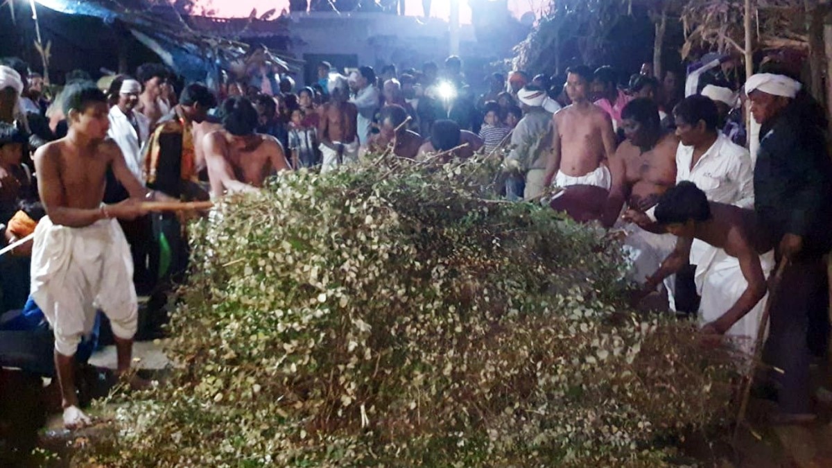 कांटों की सेज पर लेटते हैं रज्जड़ समाज के लोग (फोटो आजतक)