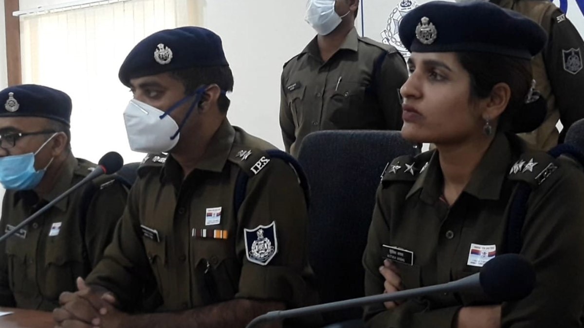 ATM कार्ड बदलकर धोखाधड़ी करने वाले एक अंतरराज्जीय गिरोह के तीन सदस्यों को पुलिस ने पकड़ा (फोटो आजतक)