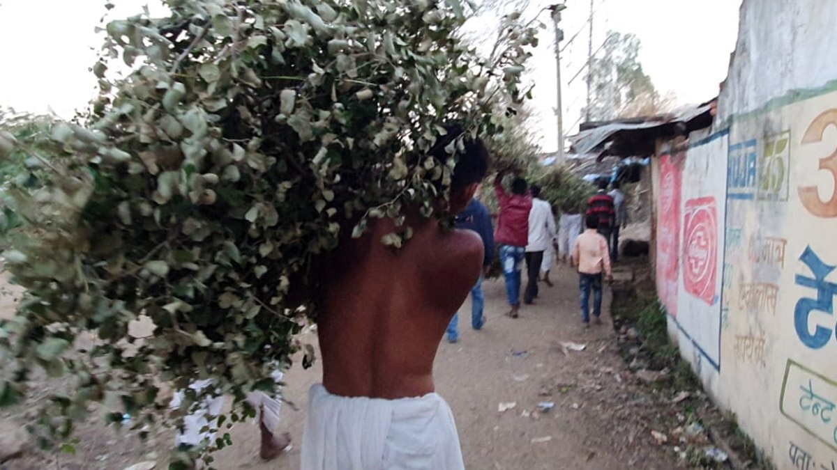 कांटों की सेज पर लेटते हैं रज्जड़ समाज के लोग (फोटो आजतक)