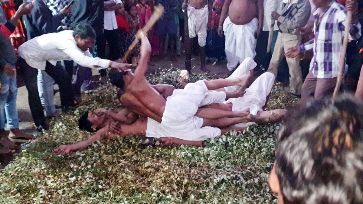 कांटों की सेज पर लेटते हैं रज्जड़ समाज के लोग (फोटो आजतक)