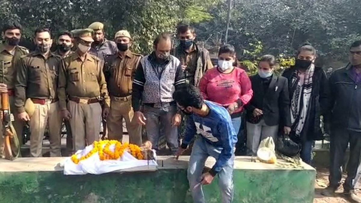 कुत्ते की निकाली अंतिम यात्रा  (फोटो आजतक)