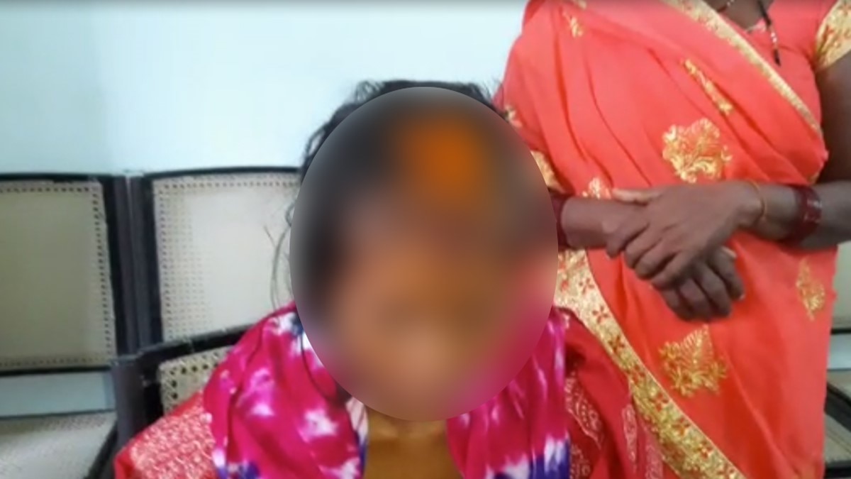 नई नवेली दुल्हन के काटे बाल और फेविक्विक से चिपका दी आंख (फोटो आजतक)