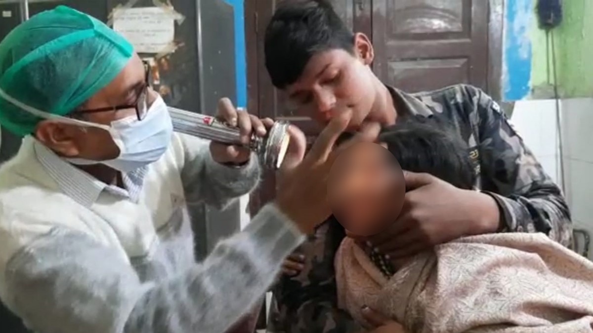 नई नवेली दुल्हन के काटे बाल और फेविक्विक से चिपका दी आंख (फोटो आजतक)