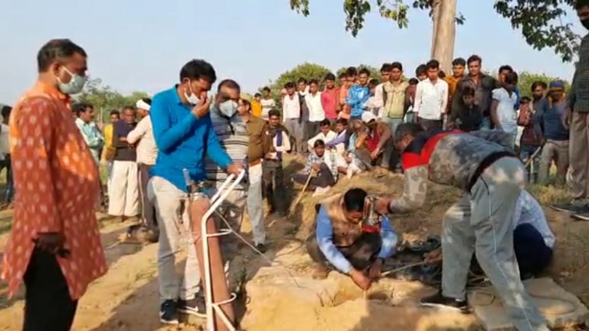 बोरवेल में गिरा 4 साल का बच्चा (फोटो आजतक)