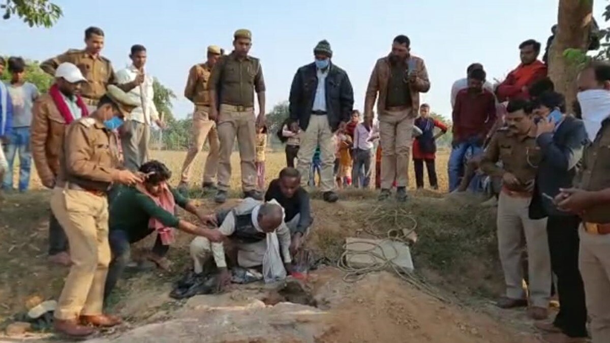 बोरवेल में गिरा 4 साल का बच्चा (फोटो आजतक)