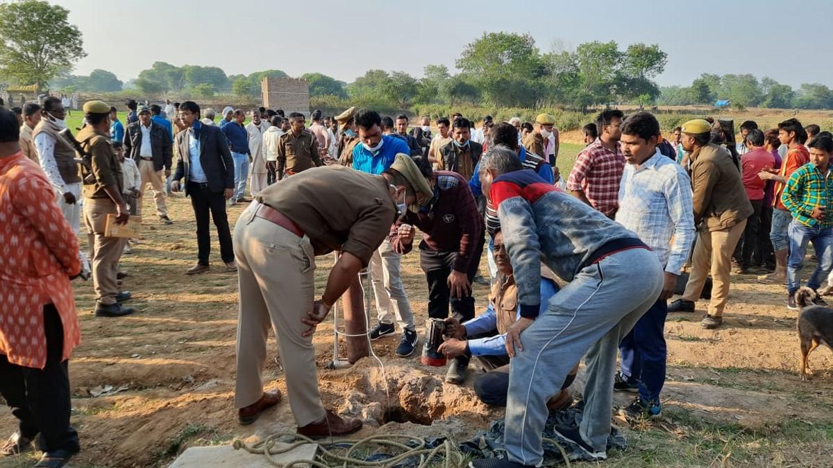 बोरवेल में गिरा 4 साल का बच्चा (फोटो आजतक)