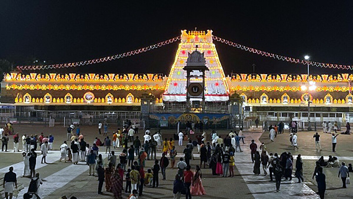 Muslim Constable Carry Hindu Woman on Shoulder