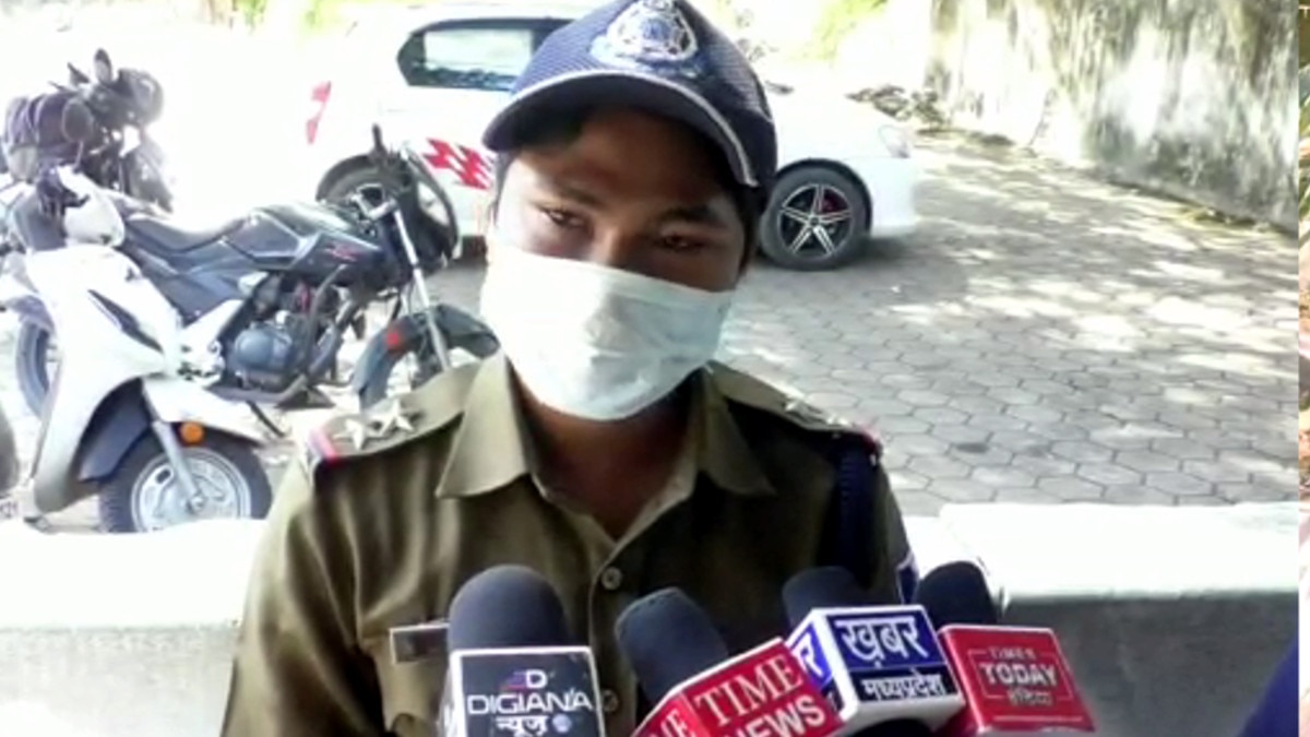 ईयरफोन पहनकर साइकिल से रेलवे ट्रैक पार कर रहा था युवक