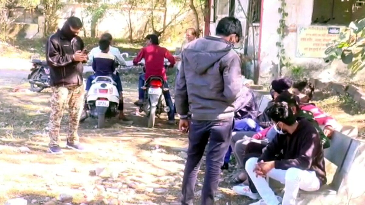 ईयरफोन पहनकर साइकिल से रेलवे ट्रैक पार कर रहा था युवक