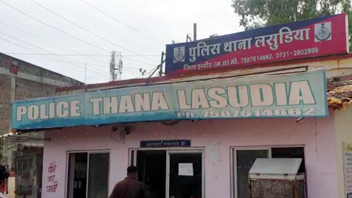 ईयरफोन पहनकर साइकिल से रेलवे ट्रैक पार कर रहा था युवक