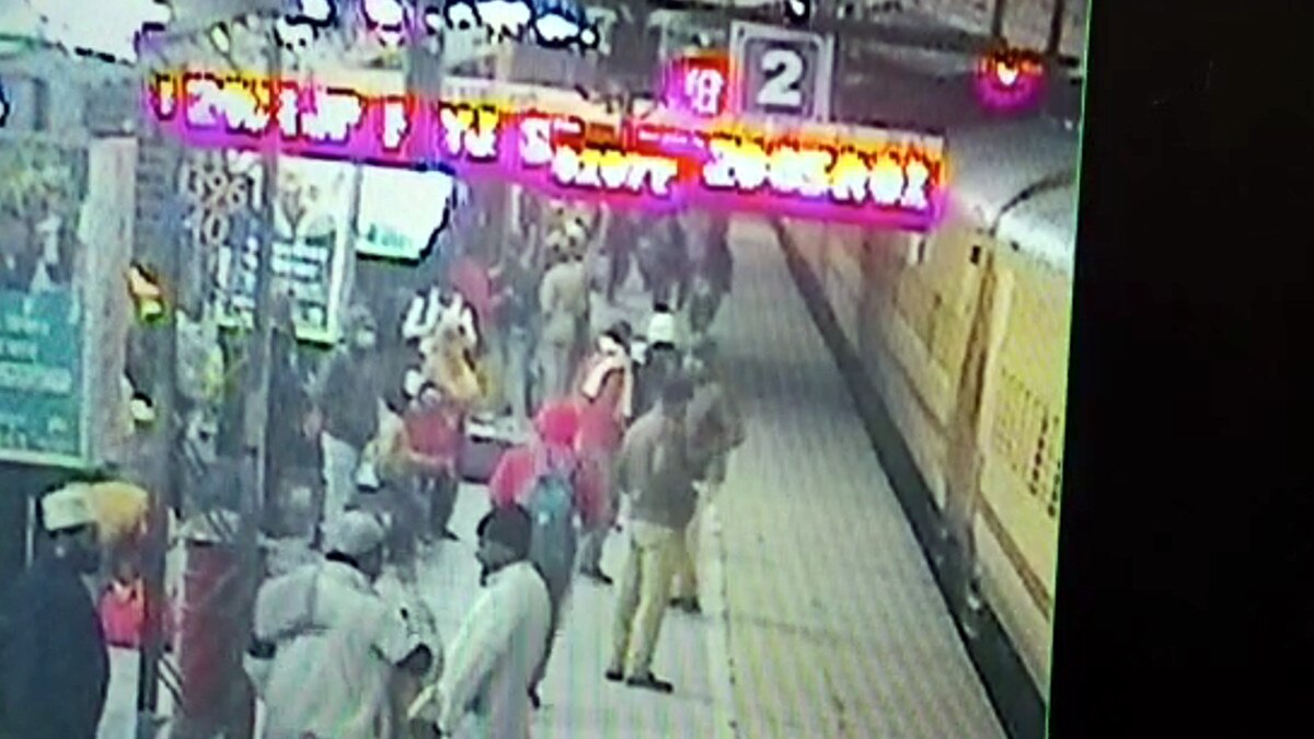 चलती ट्रेन पर चढ़ने की कोशिश, पैर फिसला तो प्लेटफार्म के बीच फंसा पैसेंजर
