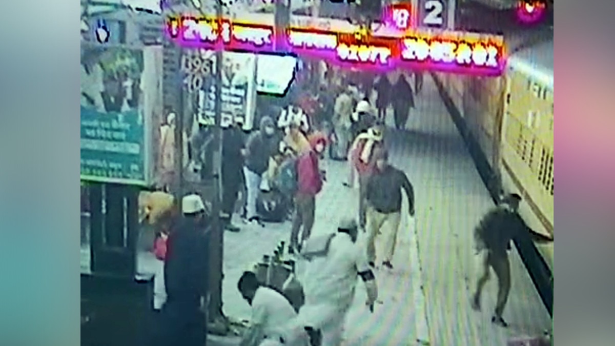 चलती ट्रेन पर चढ़ने की कोशिश, पैर फिसला तो प्लेटफार्म के बीच फंसा पैसेंजर