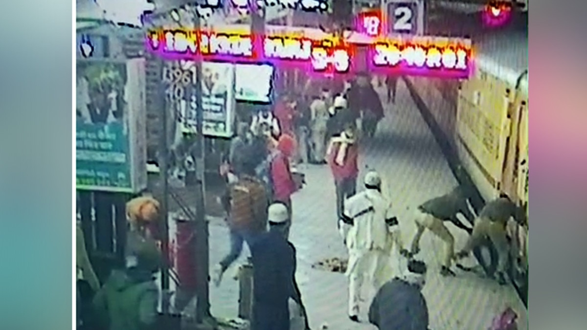 चलती ट्रेन पर चढ़ने की कोशिश, पैर फिसला तो प्लेटफार्म के बीच फंसा पैसेंजर