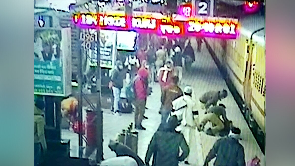 चलती ट्रेन पर चढ़ने की कोशिश, पैर फिसला तो प्लेटफार्म के बीच फंसा पैसेंजर