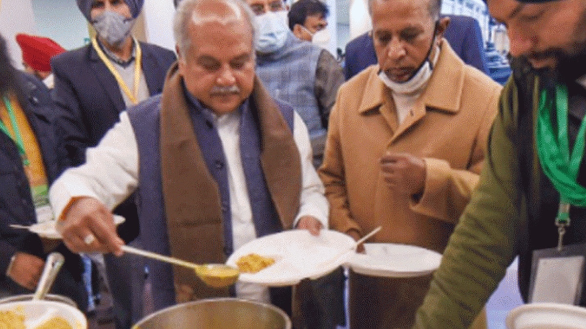 लंच ब्रेक में किसानों के लिए आया लंगर मंत्रियों ने भी खाया (फोटो आजतक)