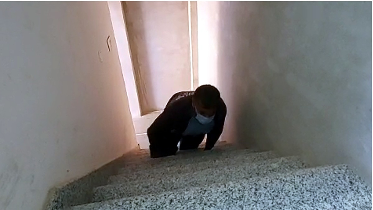 दोनों पैर से विकलांग पर हौसला बुलंद, किसान के बच्‍चों को निशानेबाजी की ट्रेनिंग दे रहा शूटर  