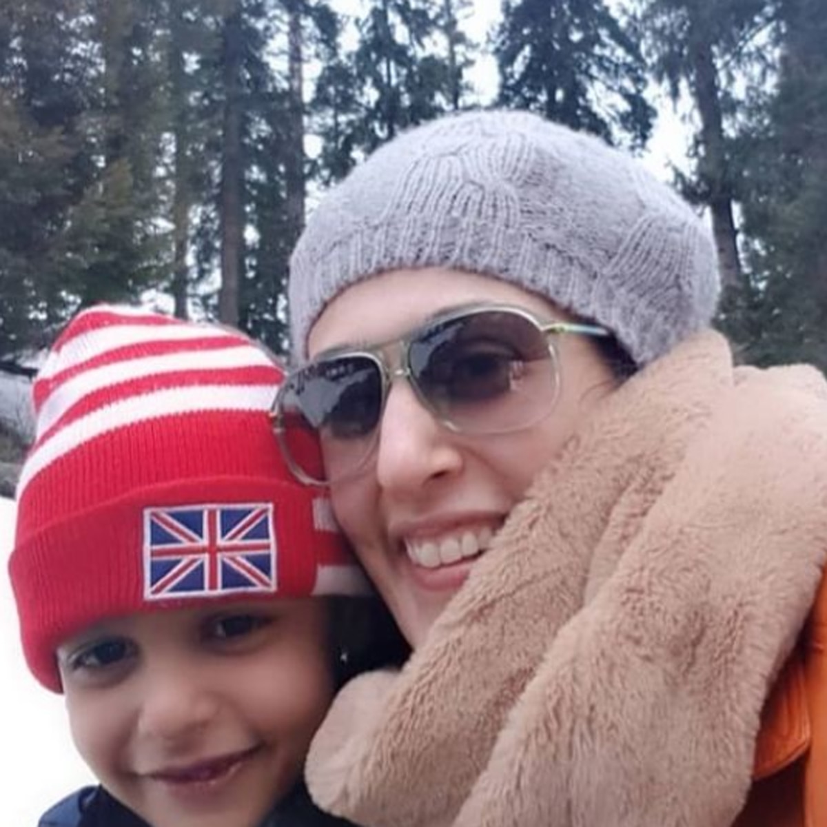 कमलरुख अपने बेटे के साथ 