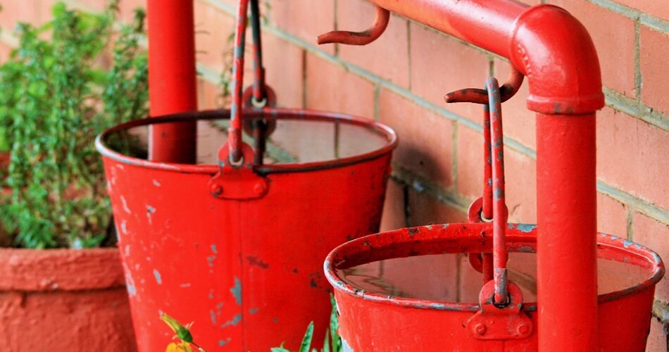 खिड़की से पानी बाहर फेंकना