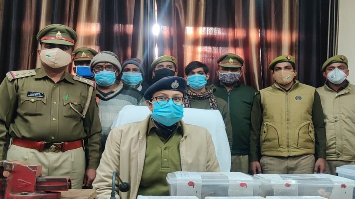 गन्‍ने के खेत में चल रहा था तमंचा बनाने का ट्रेनिंग सेंटर, इन चीजों का करते थे इस्‍तेमाल 