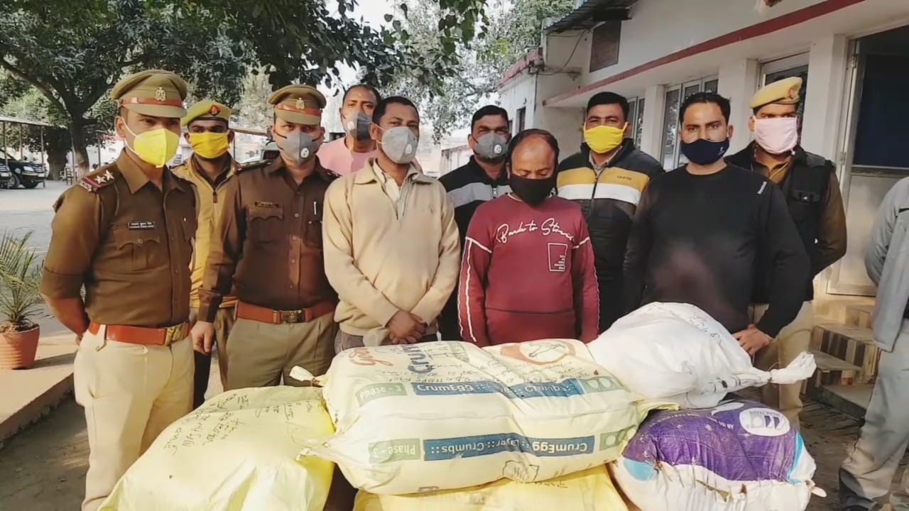 ट्रक में गांजा देखकर हैरान रह गई पुलिस