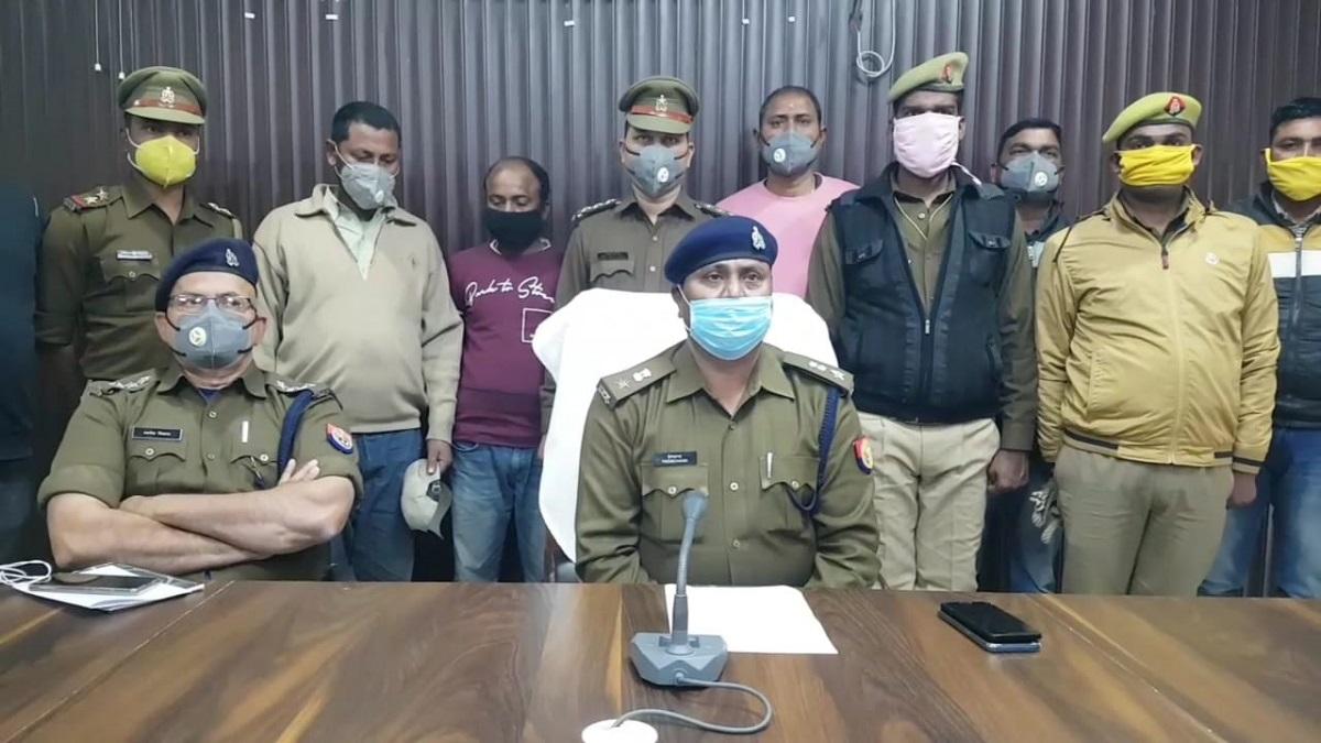 पुलिस ने दोनों तस्करों को मुकदमा दर्ज कर जेल भेज दिया है