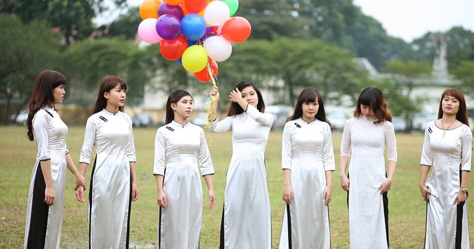 सफेद कपड़े पहनना