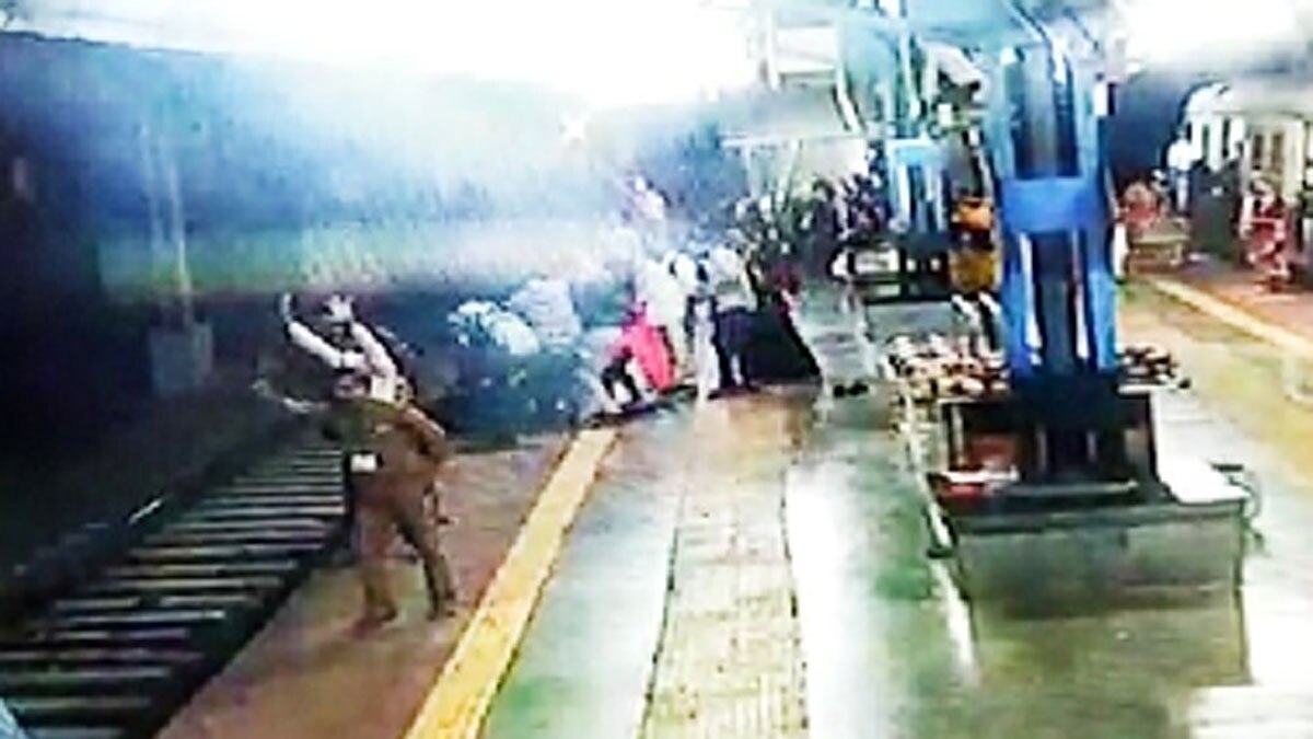 चक्कर खाकर रेलवे ट्रैक पर गिरी लड़की