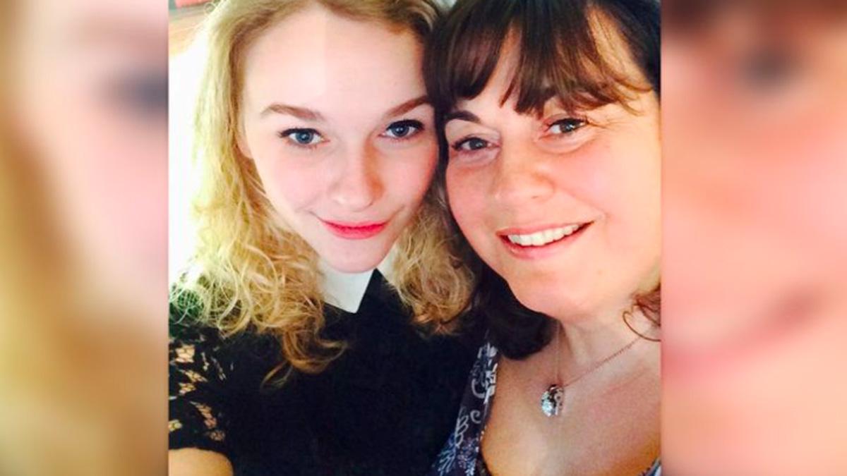 एमिली हेड अपनी मां के साथ फोटो साभार: फेसबुक