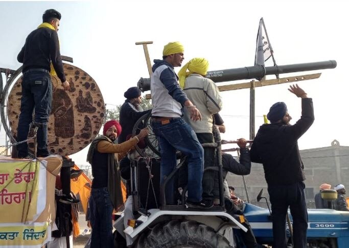 राजपथ पर परेड के बीच ट्रैक्टर रैली शुरू