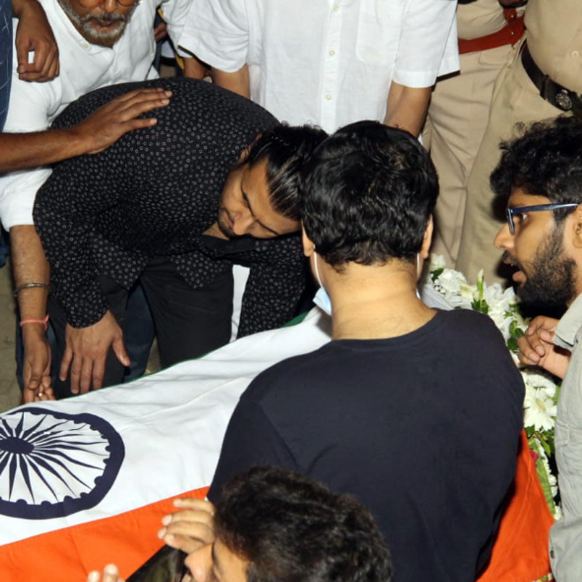 उस्ताद गुलाम मुस्तफा खान की अर्थी को उठाते सोनू न‍िगम व अन्य 