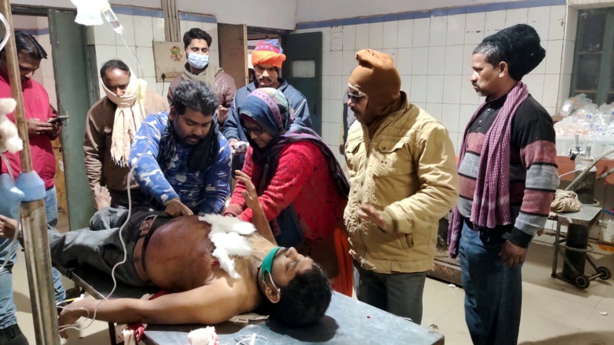 चाकूबाजी में खून से लथपथ को नहीं मिला स्ट्रेचर,अस्पताल का चक्कर लगाता रहा मरीज