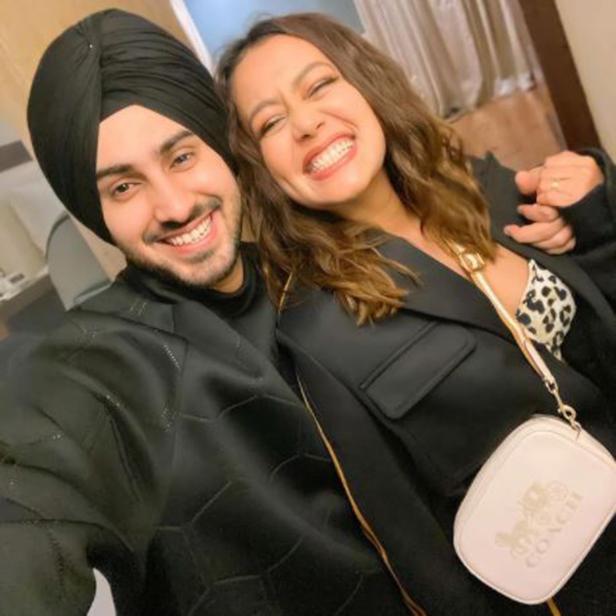 रोमांटिक अंदाज में दिखे सितारे