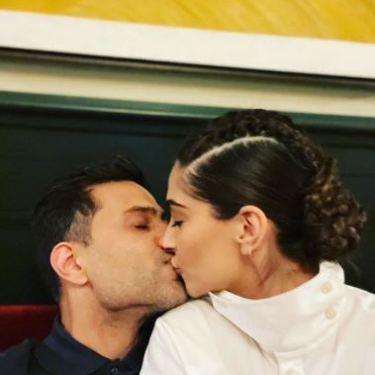 रोमांटिक अंदाज में दिखे सितारे