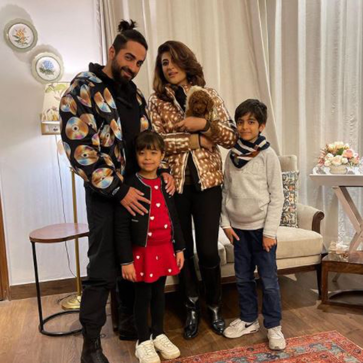 रोमांटिक अंदाज में दिखे सितारे