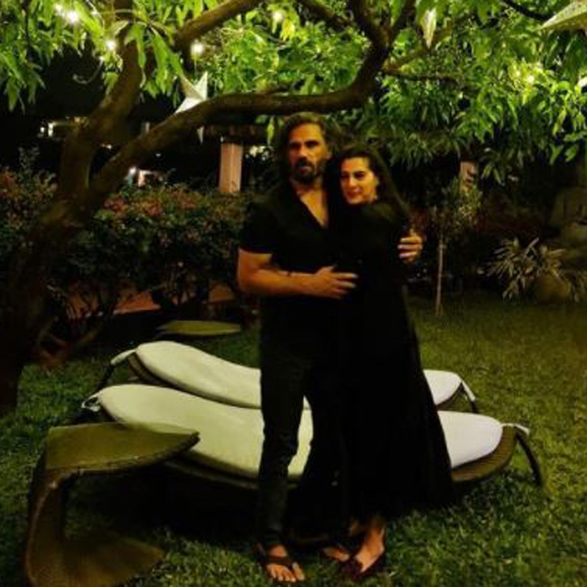 रोमांटिक अंदाज में दिखे सितारे