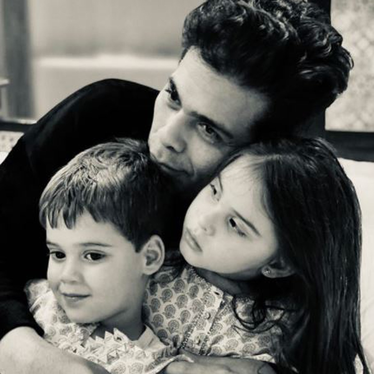 रोमांटिक अंदाज में दिखे सितारे