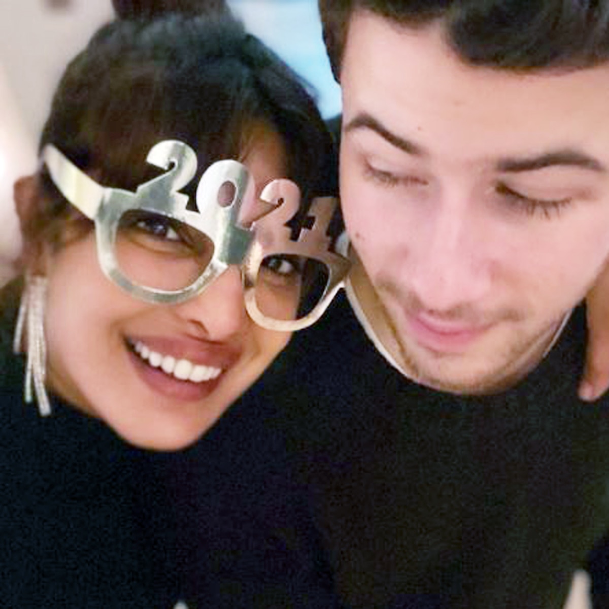 रोमांटिक अंदाज में दिखे सितारे